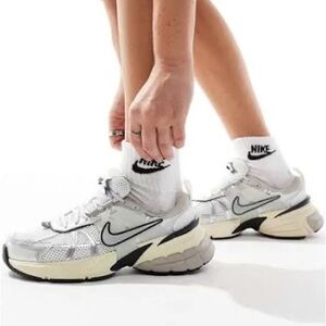 NIKE Women’s V2K Run Sneskers